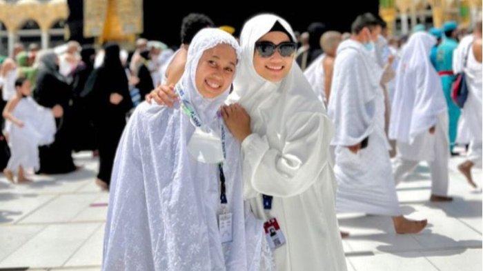 Moment Haru, Fuji Berhasil Wujudkan Impian Vanessa Angel Bawa Pengasuh Gala Sky Umroh