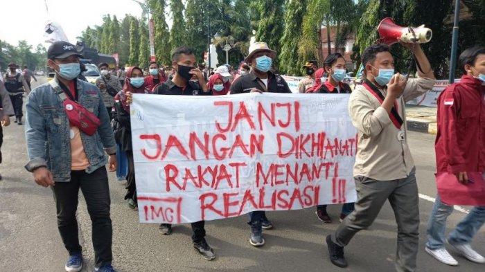 22 Mahasiswa Demo di Kantor Wali Kota Cilegon, Tuntut Helldy Tandatangani Pakta Integritas