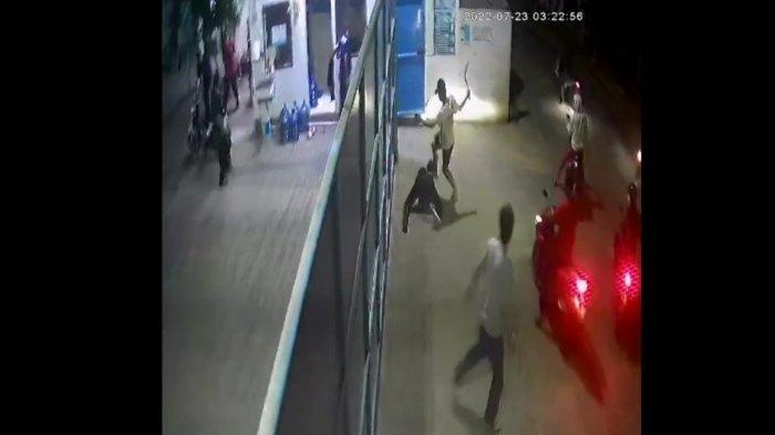 Lihat Lagi CCTV Detik-detik Gangster Bersenjata Tajam Beraksi Lagi di Tangerang, 2 Buruh Jadi Korban