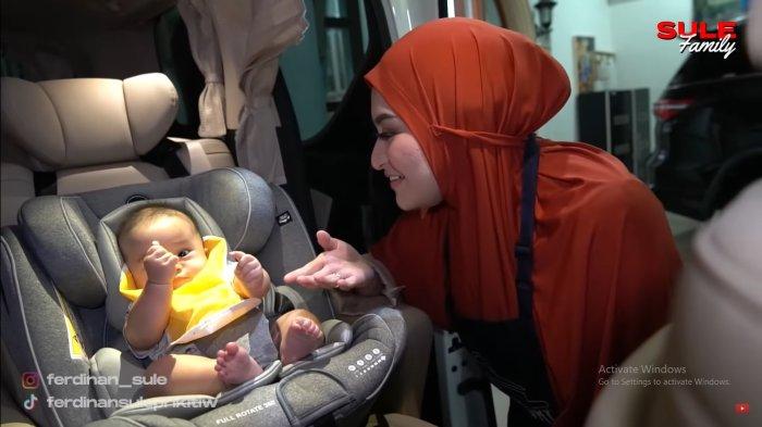 Ikut Nathalie Holscher ke Lokasi Syuting, Ekspresi Anteng Baby Adzam di Stroller Jadi Sorotan: Wah!