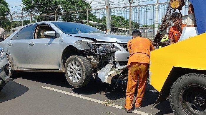 Hilang Konsentrasi, Pengendara Toyota Camry Tabrak Tiang Listrik di Kawasan Bandara Soekarno Hatta