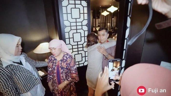 Bahagianya Haji Faisal Rayakan Ulang Tahun dengan Keluarga, Kado dari Fadly Bikin Salah Fokus!