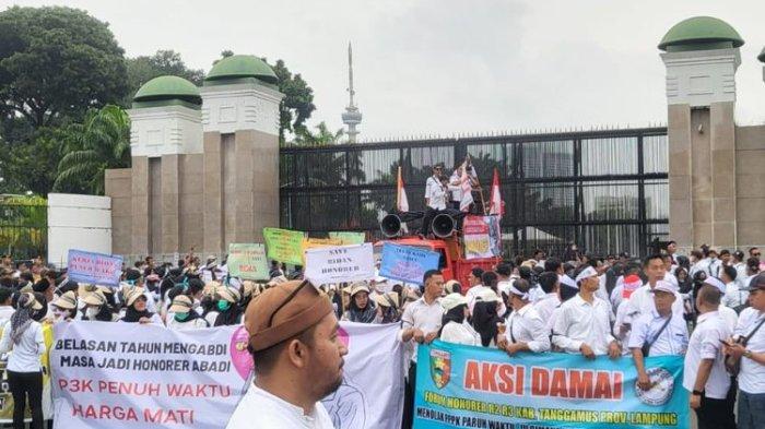 Spanduk Demo di DPR RI: Kami Honorer Pandeglang Menuntut Janji, Butuh Kepastian, Bukan Janji Manis