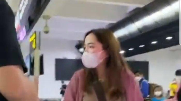 Viral Wanita Muda Memaki Ibu Politisi PDIP Arteria Dahlan di Bandara Soetta, Sebut Nama Jenderal TNI