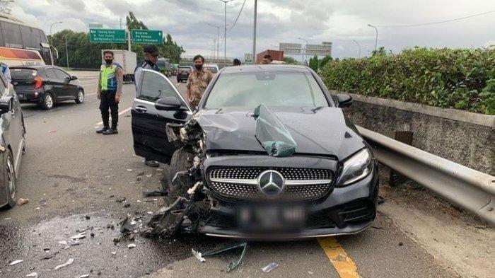 Tabrak Pembatas Jalan Tol Jakarta-Cikampek, Pengemudi Mercy Tewas di Tempat, Tabrakan Lain Menyusul