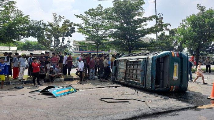 BREAKING NEWS Hindari Motor, Elf Kecelakaan hingga Terbalik di Jl Syekh Nawawi Al-Bantani, 2 Tewas