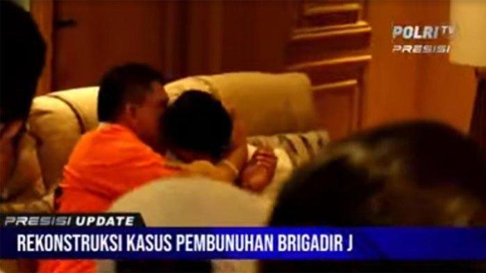 Momen Ferdy Sambo Peluk Putri Candrawathi saat Rekontruksi Pembunuhan Yosua, Keduanya Duduk di Sofa