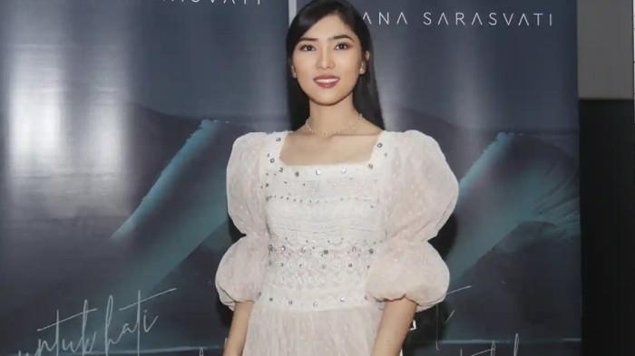 Penyanyi cantik Isyana Sarasvati dinikahi Rayhan Maditra Indrayanto, tunangannya, di Bandung, Jawa Barat, Minggu (2/2/2020) ini. Sebelum menikah, Isyana Sarasvati menerima lamaran Rayhan Maditra Indrayanto pada 29 Desember 2019.