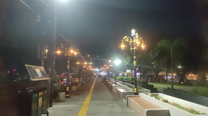 Suasana malam area pedestrian kawasan Royal Baroe Kota Serang yang dihiasi ornamen lampu klasik - Pemerintah Kota Serang mempercepat penataan kawasan Royal Baroe dengan menertibkan kabel internet udara yang mengganggu estetika. Penataan ditargetkan rampung dalam dua minggu.