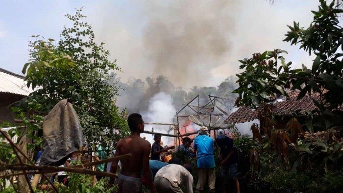 Kebakaran Menimpa Enam Rumah di Sindangresmi Pandeglang, Gabah sampai Motor Ludes