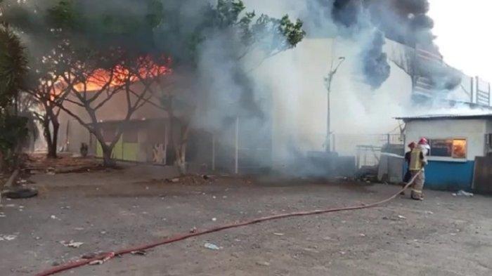 Butuh 12 Jam untuk Padamkan Api yang Membakar Gudang Kopi Kapal Api di Cikupa Tangerang