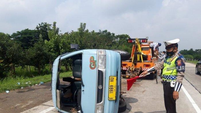 Ban Belakang Kiri Pecah di Tol, Angkot Berisi 10 Penumpang Hilang Kendali dan Terguling