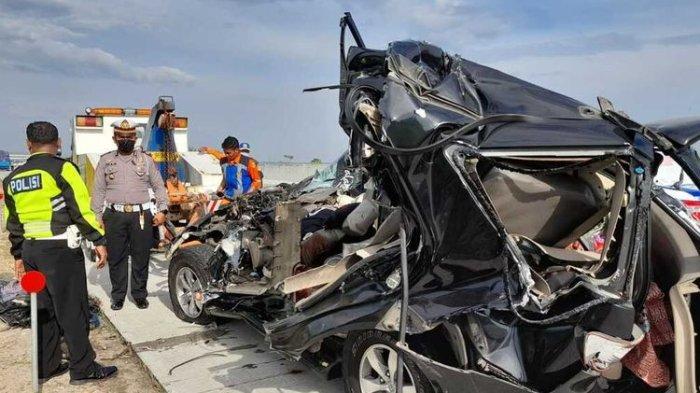 Kecelakaan di Tol Ngawi, Sebuah Fortuner Ringsek Usai Tabrak Pembatas Jembatan
