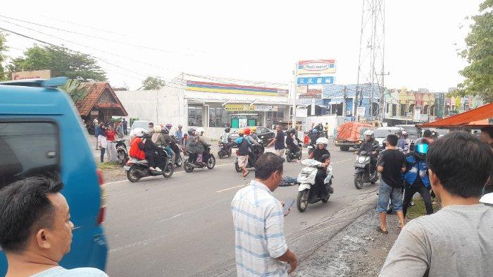 BREAKING NEWS: Diduga Ditendang saat Hendak Nyalip, Pengendara Motor Terlindas Truk Tangki Pertamina