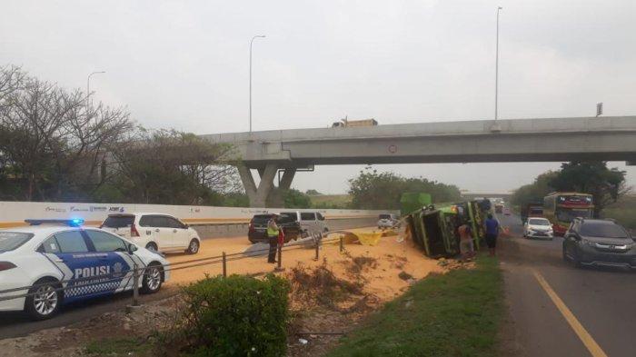 Truk Pengangkut Biji Jagung Kecelakaan di Tol Tangerang-Merak, Sopir Diduga Mengantuk