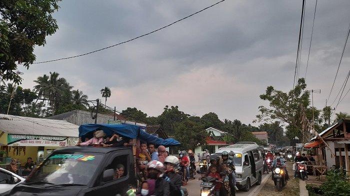 Pertigaan Labuan Macet 4 Km Saat Warga Bubaran Wisata dari Pantai Carita, Didominasi Plat B