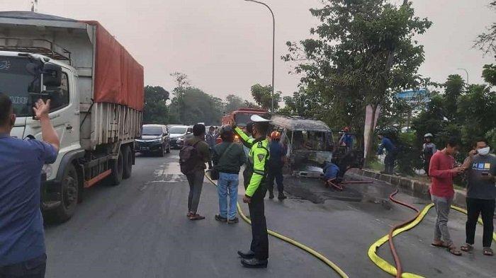 Muncul Api di Bawah Jok Sopir, Minibus Terbakar di Persimpangan Pintu Tol Serang Timur