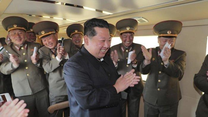 Kim Jong Un bertepuk tangan dengan perwira militer Korut.