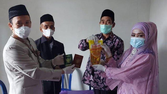 Unik! Minyak Goreng Jadi Mas Kawin, Pasangan Ini Lepas Masa Duda dan Janda di Tanggal Cantik