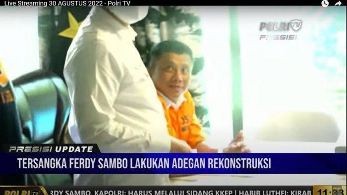 Ferdy Sambo Tersenyum Kecil saat Peragakan Adegan Rekonstruksi Kasus Brigadir J, Pakai Baju Tahanan