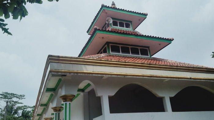 Anak-anak Ambil Air Gentong di Masjid Kampung Masigit Setelah Tabuhan Beduk pada Jumat Pertama