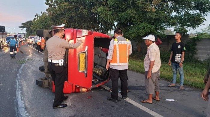 Kecelakaan Lalu Lintas di Tol Tangerang-Merak, Angkot Terguling Sebabkan 13 Penumpang Luka-luka