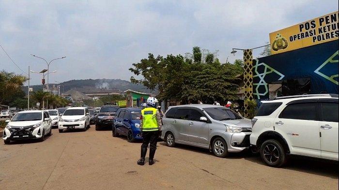 Pengunjung Pantai Anyer dan Carita Membludak, Puluhan Mobil dan Bus Diputar Balik di Ciwandan