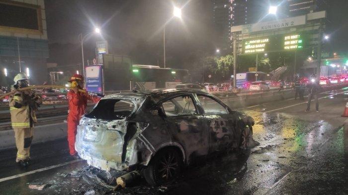 Berawal dari Percikan Api, Mobil HRV Hangus Terbakar di Tol Kuningan, Pengemudi Langsung Gerak Cepat