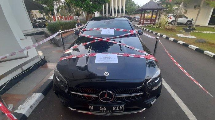 Mobil Mercedes-Benz Hitam Keluaran 2017 Disita Kejati Banten dalam Kasus Dugaan Korupsi PT IAS