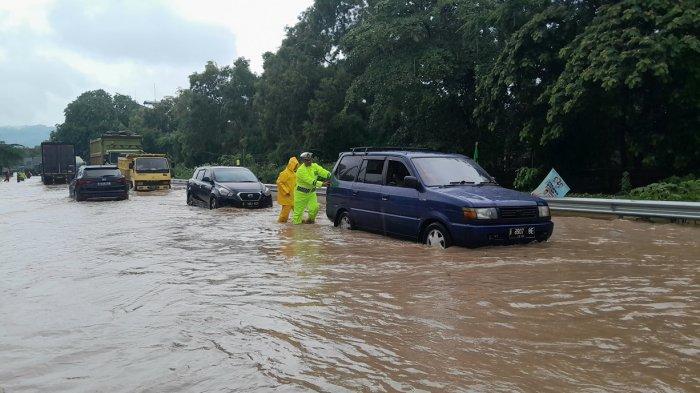 Pengemudi Nekat Terjang Banjir di Jalan Cilegon-Anyer, Sejumlah Mobil dan Motor Mogok