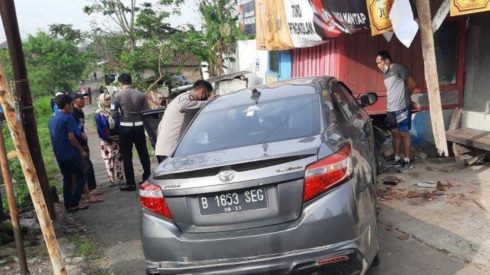 Dua Sejoli Bertengkar di Mobil yang Melaju, Rebutan Setir hingga Oleng dan Menabrak Warung