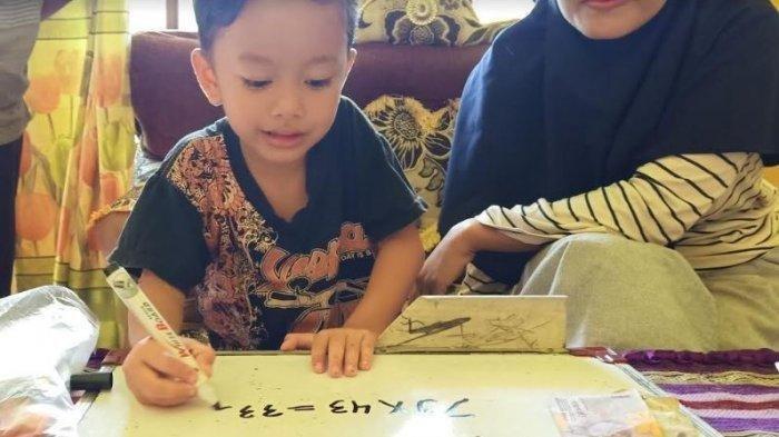 Telah Lahir Titisan BJ Habibie, Pandai Hitung Cepat Dalam Waktu Singkat Tanpa Kalkulator