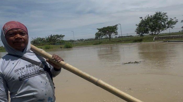 Petugas Bendungan Kali Ciwaka, Nasuha saat dijumpai wartawan Tribunbanten, Sabtu (20/12/2025). Ia menegaskan bendungan Kali Ciwaka bukan menjadi penyebab terjadinya banjir yang kerap melanda Desa Cigelam, Kecamatan Ciruas.