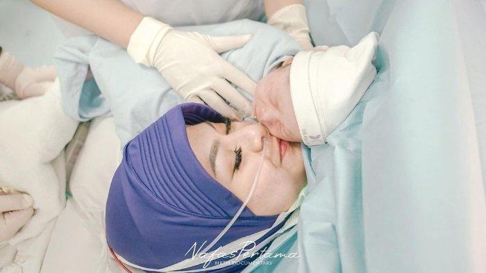 Gemas. Ferdi dan Rizwan Anak Sule Ciumi Bayi Nathalie Holscher, Putri Delina: Aku Enggak Ada Teman