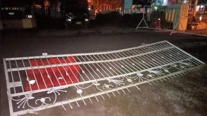 Pelaku Tabrakkan Mobil ke Pagar Mapolres, Kemudian Berkelahi dengan Polisi