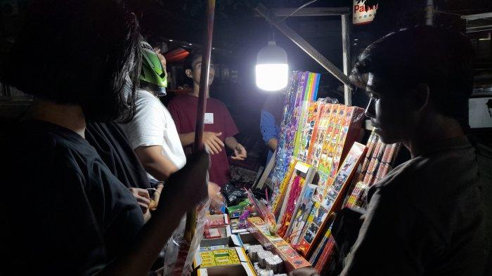 Penjual Mercon Dadakan di Pasar Lama Kota Serang, Diserbu Pembeli, Ada yang Borong 10 Kembang Api