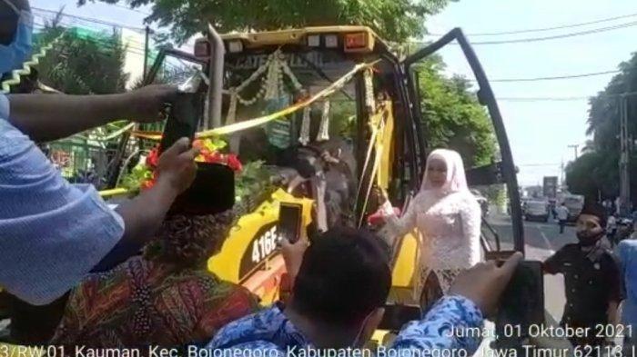 Pengantin Diarak Menggunakan Alat Berat Loader hingga Viral, Ternyata Bukan Orang Sembarangan
