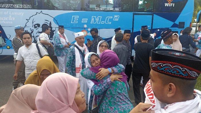 Tangis Warga Cilegon Pecah saat Sambut Kedatangan Jemaah Haji di Gedung DPRD