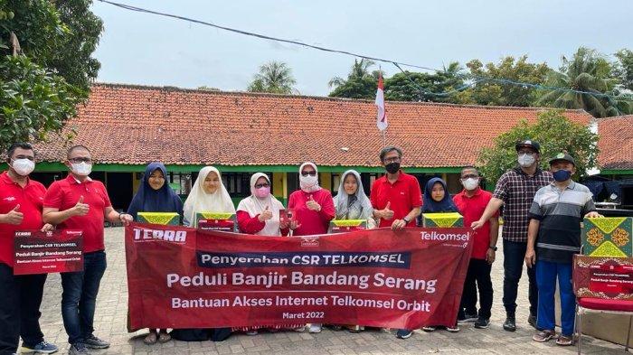 Telkomsel Salurkan Bantuan Modal Usaha untuk Masyarakat Terdampak Banjir di Kasemen