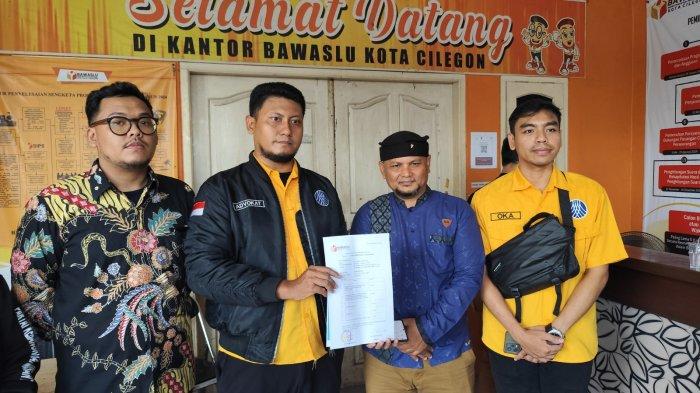 Pria Diduga Perusak Baliho Robinsar-Fajar Digelandang ke Kantor Bawaslu Cilegon