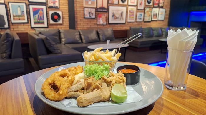Nikmatnya Snack Platter Lighthouse Bar & Lounge Mambruk Anyer, Teman Santai yang Asyik Bareng Bestie
