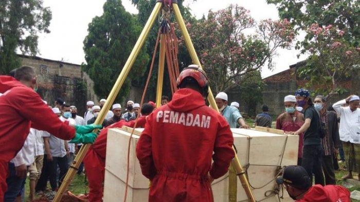 Heboh! Warga Jaktim Kesulitan Kuburkan Jenazah 300 kg Hingga Minta Bantuan Damkar, Ada Peti Khusus