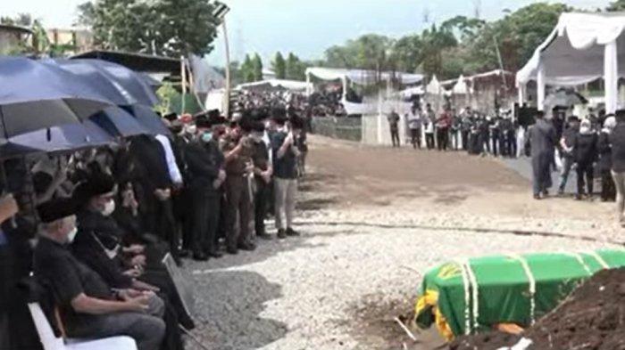 Sehari setelah Dikubur, Makam Eril Sudah Ramai Penziarah sejak Pagi, Kang Emil: Doa Kami Menerangimu