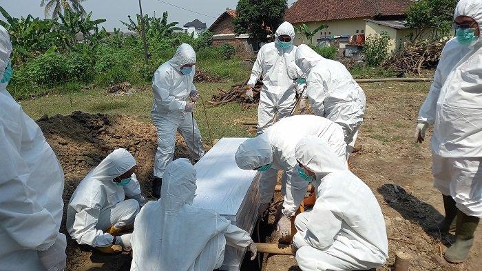 Relawan Mengetuk Pintu Langit Bantu Pemakaman Jenazah Covid-19 di Cilegon Secara Gratis