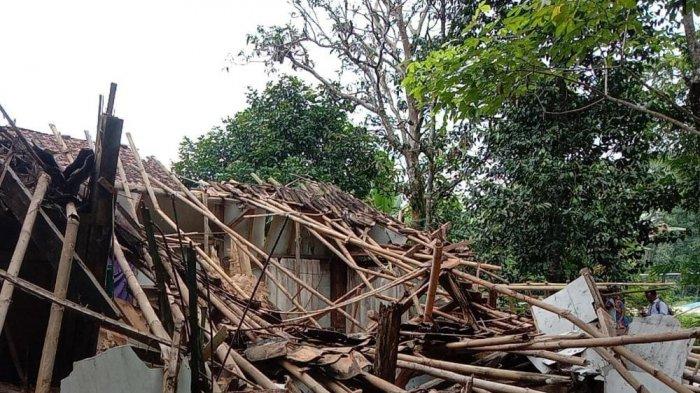 Rumah Ruslan di Warunggunung Ambruk Diterjang Hujan Deras Disertai Angin Kencang, Puing Berserakan