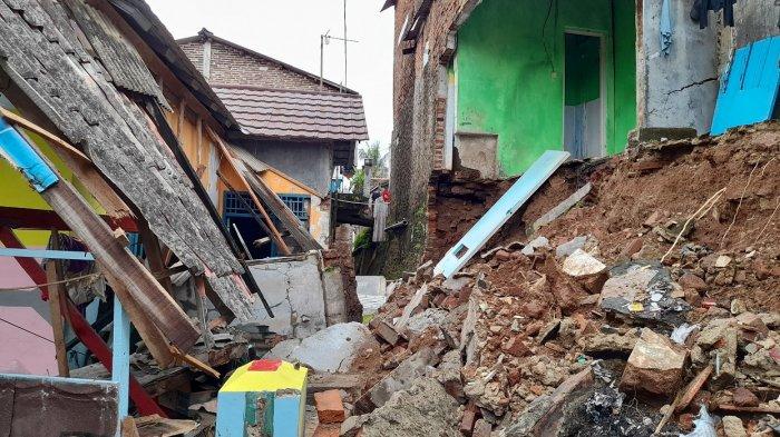 Kronologi Sebagian Rumah Warga Cipare Kota Serang Roboh karena Longsor, Menimpa Bangunan Lainnya