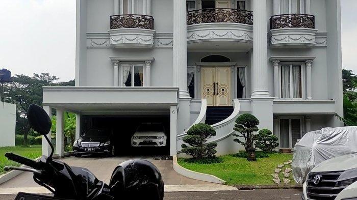Intip Rumah Mewah Diduga Milik Calon Mertua Indra Kenz, Berjejer Mobil Mewah di Parkirannya