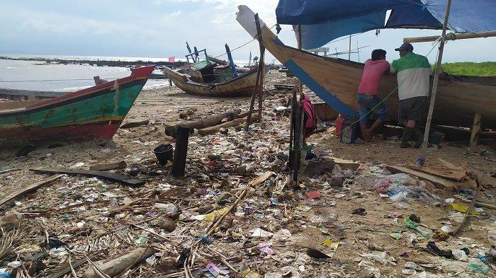Kotornya Pantai Teluk Labuan Pandeglang, Ribuan Sampah Terhampar, Ini Alasan Pemerintah Setempat