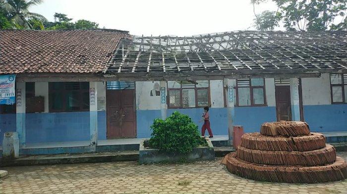 Menengok SDN 3 Muncangkopong di Lebak: Atap Ambruk dan Tembok Retak, Makin Prihatin saat Turun Hujan