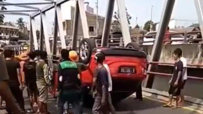 Tabrak Trotoar Jembatan Kebon Jahe Kota Serang, Mobil HRV Merah Terbalik